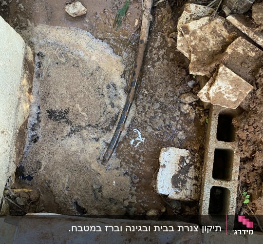צינור שבור עם מים זורמים על האדמה